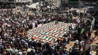 تشييع جثامين 112 شخصاً من عائلة واحدة في مدينة غزة بعد انتشالهم من تحت الأنقاض
